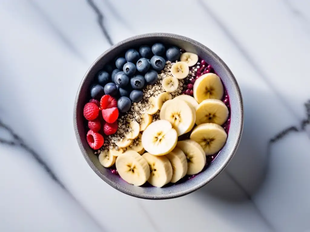 Un bowl de açai vibrante con arándanos, plátanos, semillas de chía y coco, sobre una encimera de mármol blanco