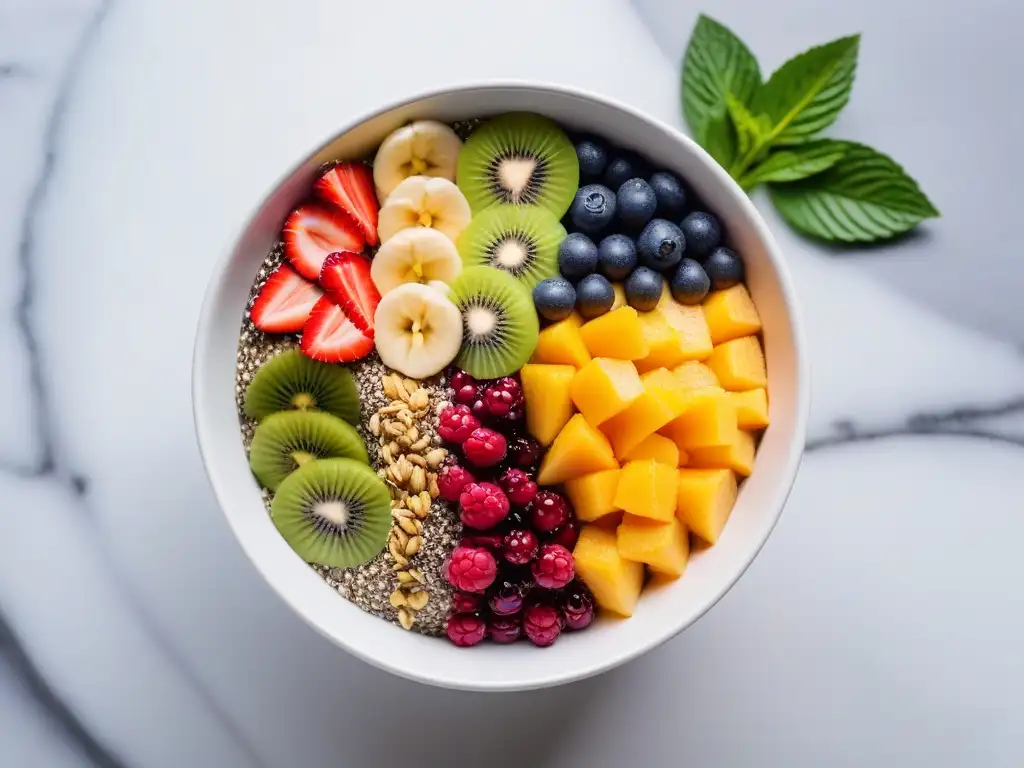 Deliciosa bowl vegana con maca, frutas y chía en encimera de mármol, rodeada de vegetación