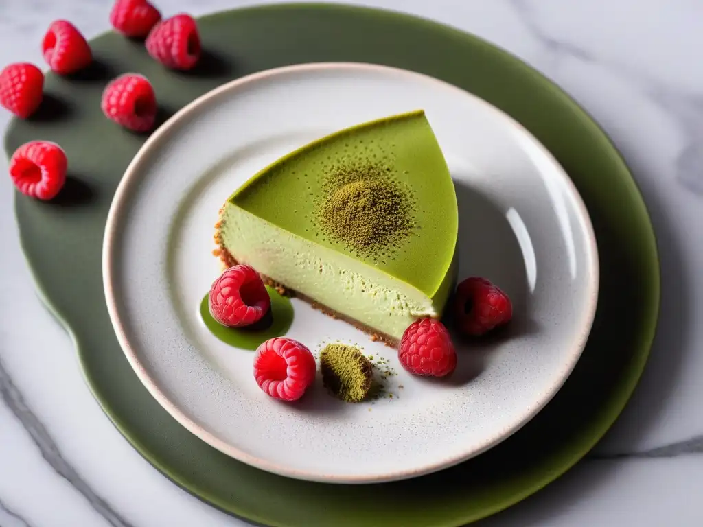 Deliciosa tarta vegana de té verde matcha con frambuesas frescas, ideal para recetas de postres veganos con té verde