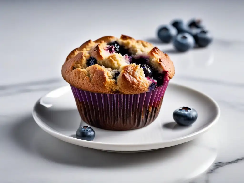 Delicioso muffin vegano de arándanos y avena, recién horneado en plato blanco sobre encimera de mármol