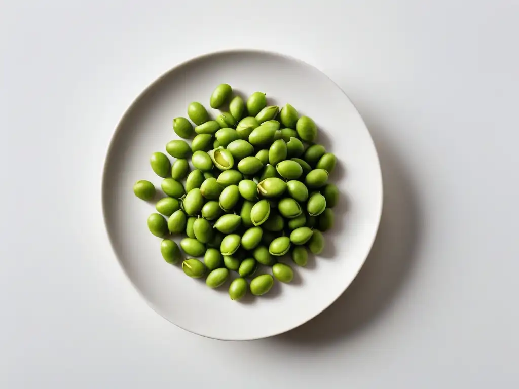 Deliciosos edamame frescos en plato blanco, resaltando beneficios del edamame en veganos