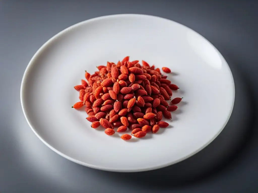 Detalle vibrante de bayas de goji maduras con rocío, en plato blanco moderno