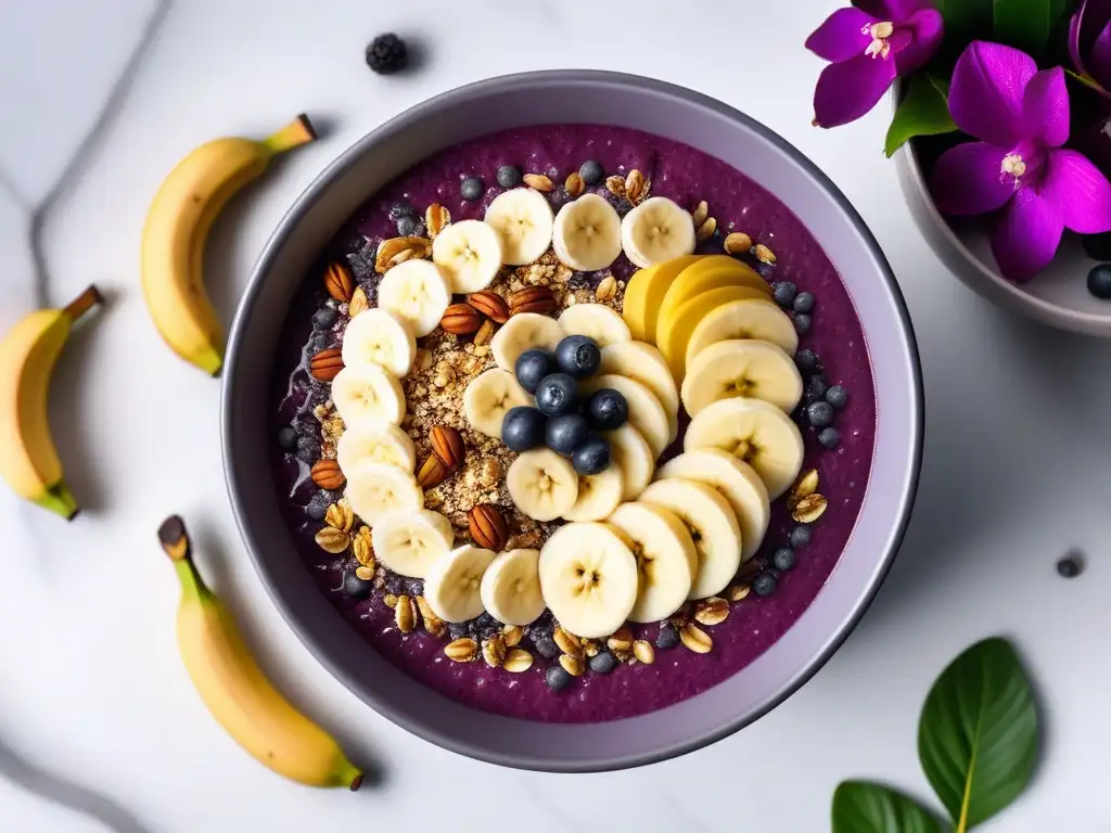 Un exquisito bowl morado de açaí con plátano, semillas de chía y granola, rodeado de frutas frescas y flores comestibles, sobre mármol blanco